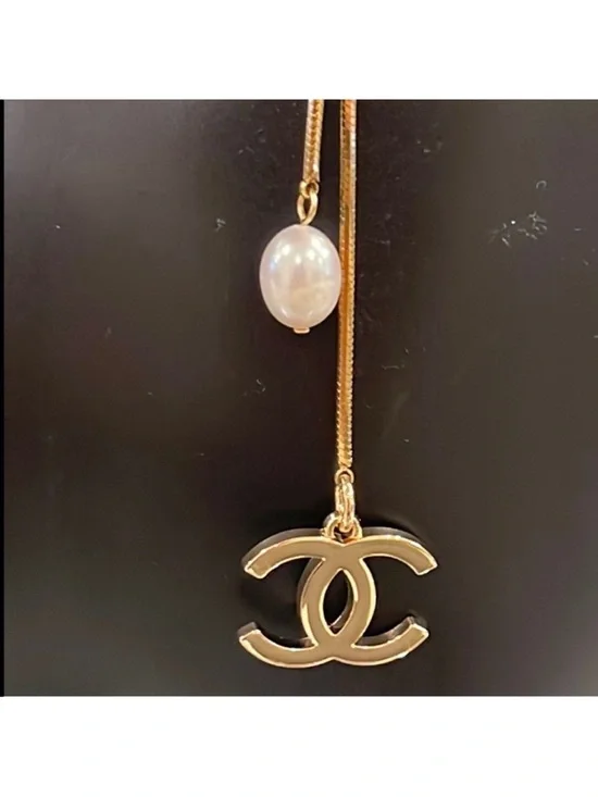 CHANEL Gold-Tone Lariat Necklace with Pearl and CC Charm - Picture 2 of 8